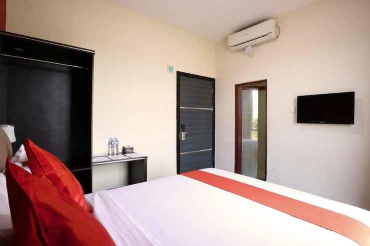 Blitz Hotel Batam Near Sultan Mahmud Ri'Ayat Shah Sekupang Exterior photo