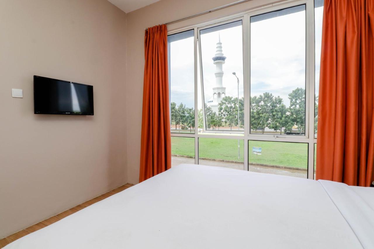 Blitz Hotel Batam Near Sultan Mahmud Ri'Ayat Shah Sekupang Exterior photo
