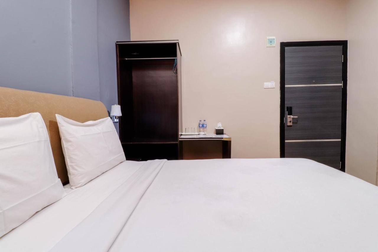 Blitz Hotel Batam Near Sultan Mahmud Ri'Ayat Shah Sekupang Exterior photo