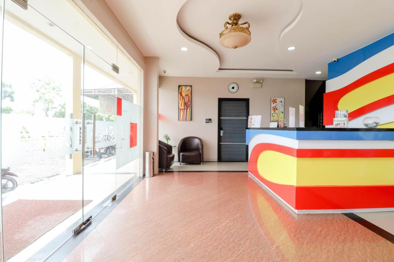 Blitz Hotel Batam Near Sultan Mahmud Ri'Ayat Shah Sekupang Exterior photo