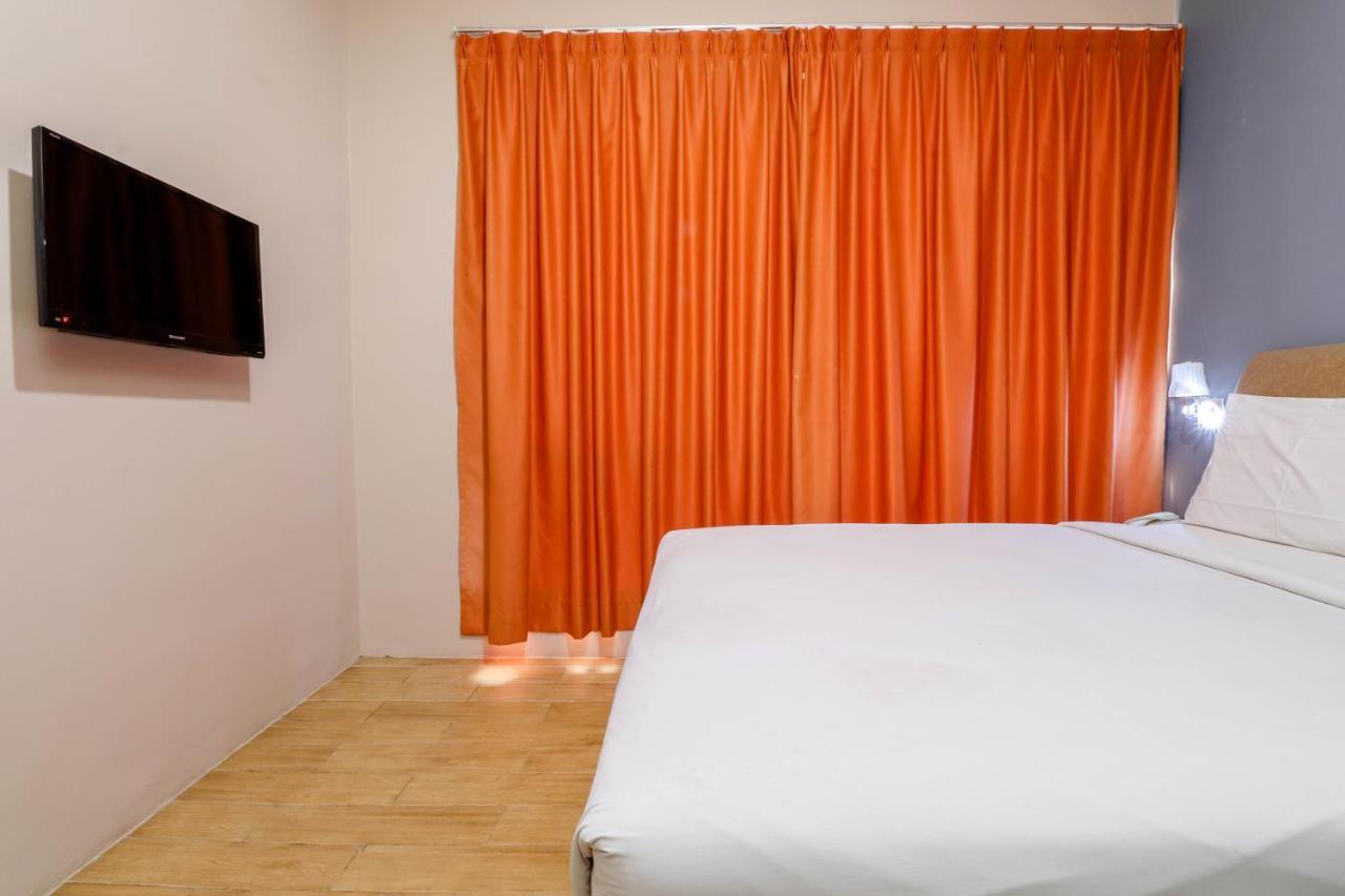 Blitz Hotel Batam Near Sultan Mahmud Ri'Ayat Shah Sekupang Exterior photo