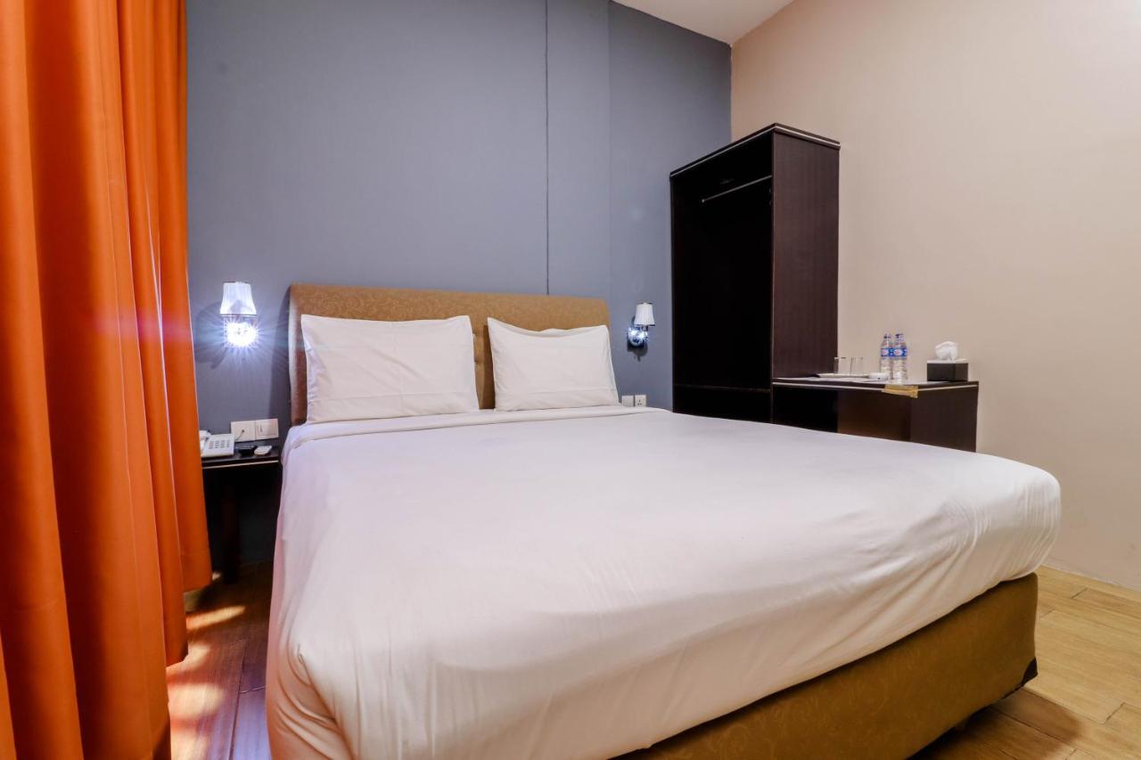 Blitz Hotel Batam Near Sultan Mahmud Ri'Ayat Shah Sekupang Exterior photo