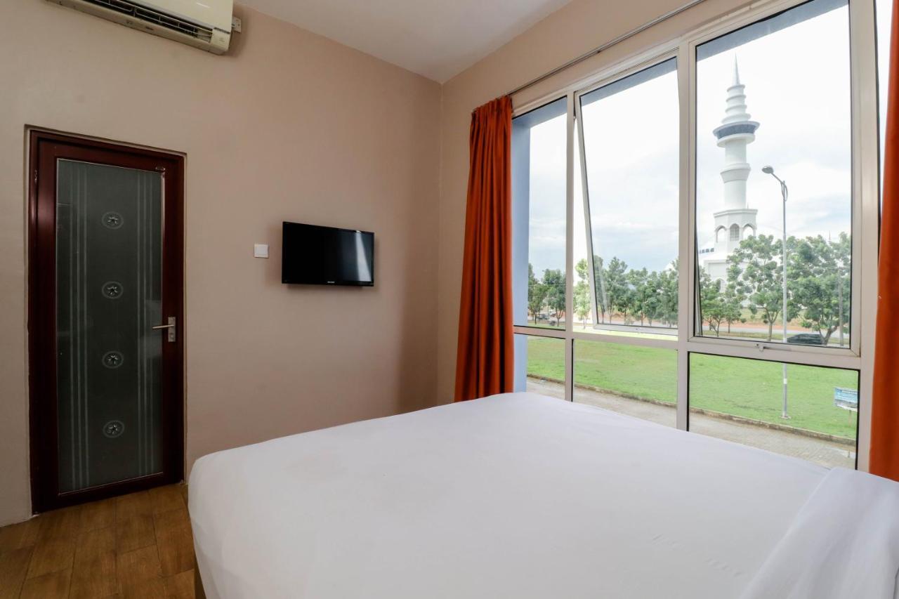 Blitz Hotel Batam Near Sultan Mahmud Ri'Ayat Shah Sekupang Exterior photo